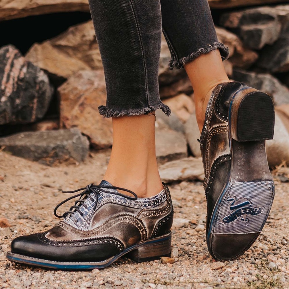 Gorgeous blue Mackenna freebirds, size 7.